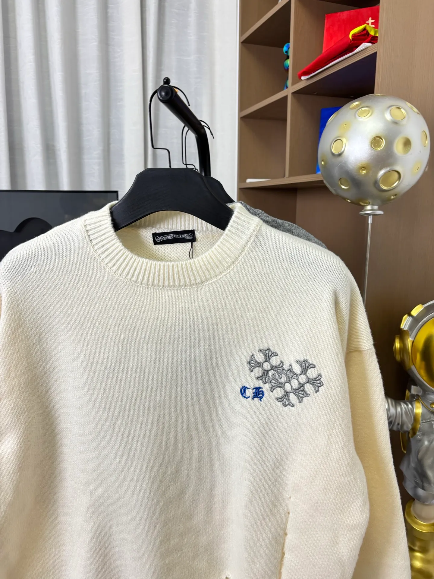 P250 model number: DC201# Chrome Hearts CH Chrome Hearts embroidered disc Sanskrit cross hole knitted sweater pullover Chrome Hearts grinding hole craftsmanship The upper body is loose and stylish The hem is expanded and casual design makes fat people slim to the extreme, thin people have limited height and class ZP printing 1:1 perfect restoration Looks good when worn alone Can be easily worn by men and women The holed sweater is cool and rustic It's so elegant. The design is hollow and casual, yet trendy and has an indescribable sense of fashion!  Color: Black Beige Gray Size: S M L
